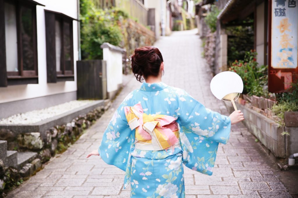 浴衣の女性後ろ姿